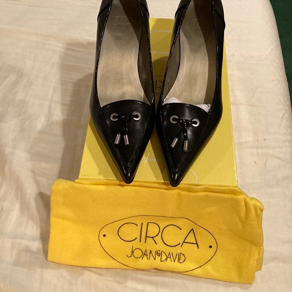 Joan & David Black pumps 2 1/2” heal